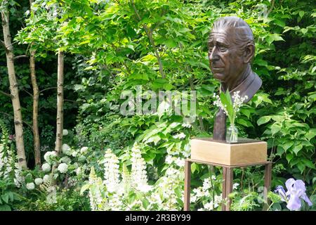 Londra, Regno Unito. 23rd maggio, 2023. Il RHS Chelsea Flower Show si apre al pubblico, con un mare di cappelli di paglia e abiti floreali che circondano ciascuno dei giardini dello spettacolo. Una scultura di Re Carlo è una caratteristica in uno dei giardini in mostra. Credit: Anna Watson/Alamy Live News Foto Stock