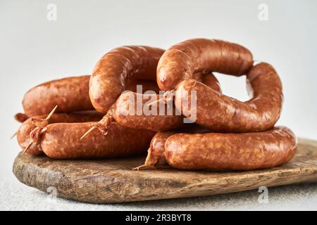 Salsicce su tavola di legno Foto Stock