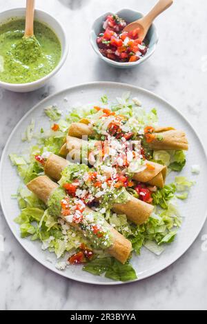 Flautas de Pollo (ricetta di flautas di pollo) Foto Stock