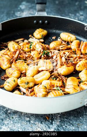 Gnocchi con funghi tirati e Thyme Foto Stock