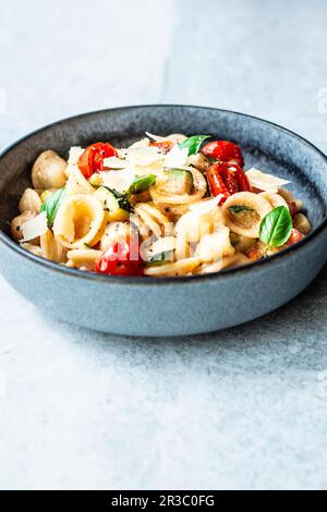 Pasta estiva con pomodori e zucchine Foto Stock