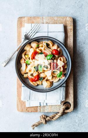 Pasta estiva con pomodori e zucchine Foto Stock