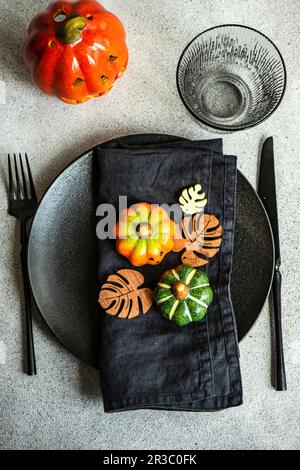Luogo di ambientazione per la cena festiva del Ringraziamento decorata con zucche Foto Stock