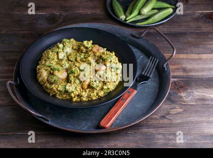 Caruru, piatto tradizionale afro-brasiliano fatto con okra e gamberetti secchi, pomodori., anacardi e arachidi Foto Stock