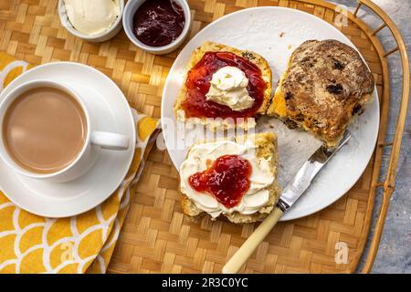 Bollitore per tè e focaccine con crema e confettura di fragole Foto Stock