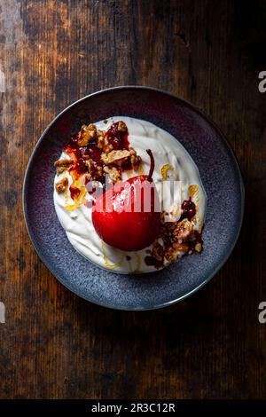 Pere in camicia con bacche e noci, semi di sesamo e caramello Foto Stock