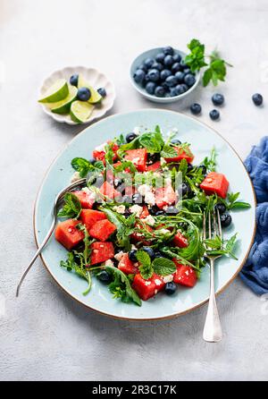 Insalata di rucola fresca con cocomero, mirtilli e formaggio feta Foto Stock