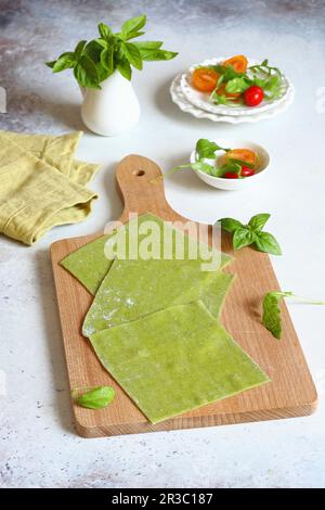 Sfoglia di pasta razzo cruda per lasagne Foto Stock