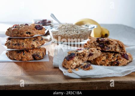 Biscotti di farina d'avena al mirtillo rosso della banana rotti Foto Stock