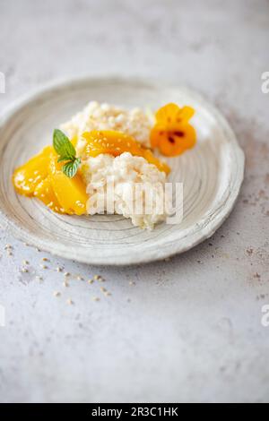 Riso tailandese al cocco con mango e semi di sesamo Foto Stock