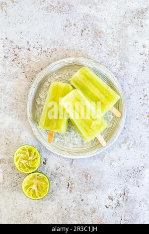 Gelato al cetriolo con lime, sciroppo di riso e menta (basso carb, vegan) Foto Stock