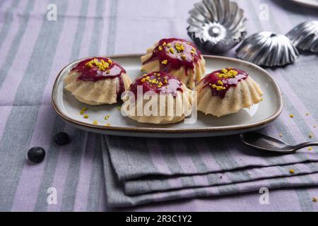 Mini tartine vegane con ripieno di yogurt alla soia ai mirtilli e pistacchi Foto Stock