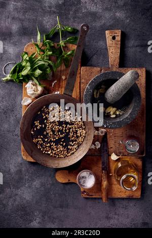 Italian pesto ingredienti su sfondo vintage Foto Stock