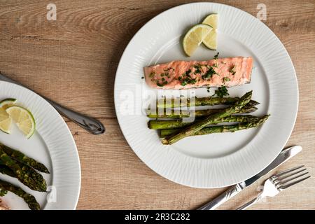 Salmone e asparagi appena grigliati, serviti su un piatto Foto Stock