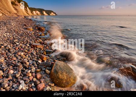 Ruegen Germania gesso rocce sentiero sul lago Foto Stock