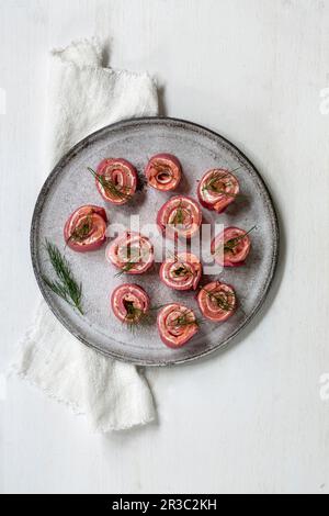 Involtini di frittelle di barbabietole con crema di rafano Foto Stock