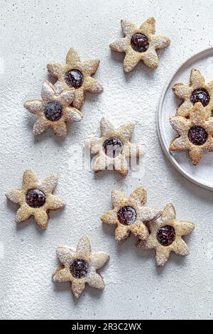 Biscotti con confettura di ciliegie Foto Stock