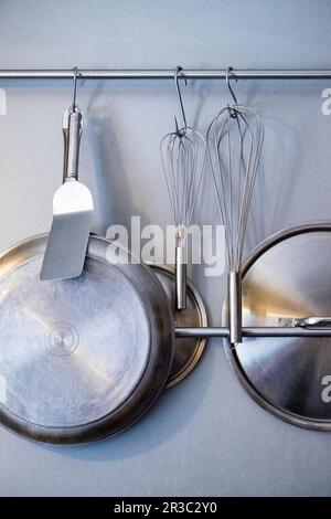 Spatola da cucina, padella, frusta e coperchio Foto Stock