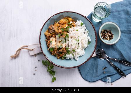 Cavolo a punta vegano e soia macinata con funghi e riso gelsomino Foto Stock