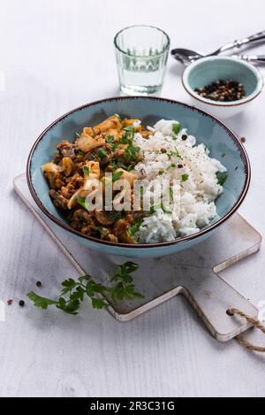 Tegame vegano a punta di cavolo e soia con funghi e riso al gelsomino Foto Stock