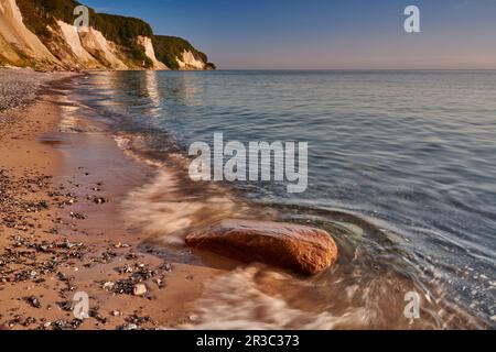 Ruegen Germania gesso rocce sentiero sul lago Foto Stock