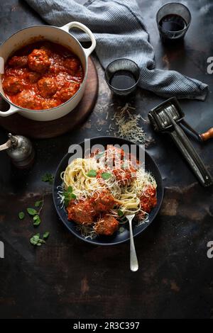 Le polpette di carne in salsa di pomodoro con spaghetti Foto Stock