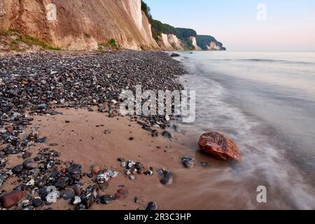 Ruegen Germania gesso rocce sentiero sul lago Foto Stock