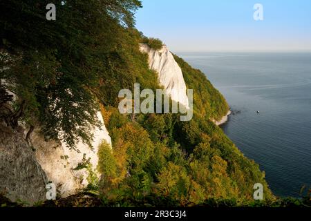 Ruegen Germania gesso rocce sentiero sul lago Foto Stock