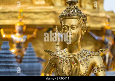 Vergoldete Statua eines mythologischen Wesen im Wat Phra Kaeo, der buddhistische Tempel des Königs, Großer Palast Bangkok, Thailandia, Asien | Golden Foto Stock