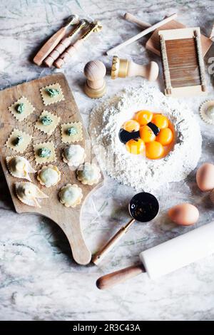 Pacchi di pasta farcita fatta in casa in diverse forme Foto Stock