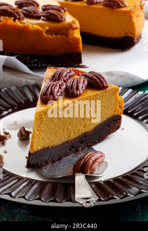 Cheesecake di zucca con base di cioccolato e noci pecan Foto Stock