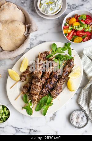 Agnello greco souvlaki con insalata e tzatziki Foto Stock
