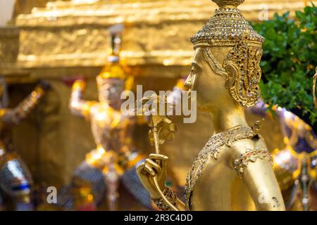 Vergoldete Statua eines mythologischen Wesen im Wat Phra Kaeo, der buddhistische Tempel des Königs, Großer Palast Bangkok, Thailandia, Asien | Golden Foto Stock