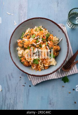 Pasta con lenticchie vegane e bolognese al cocco Foto Stock