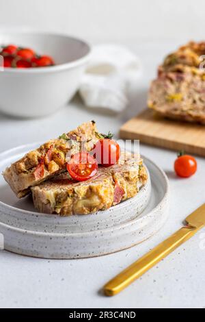 Torta al formaggio e prosciutto con verdure Foto Stock