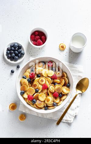 Pancake cereali con frutti di bosco Foto Stock