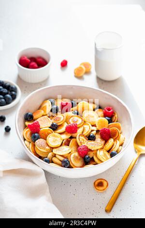 Mini pancake con frutti di bosco Foto Stock