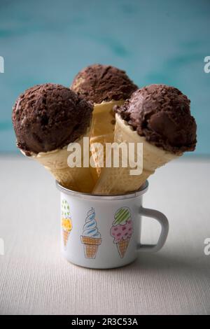Gelato al cioccolato in coni Foto Stock