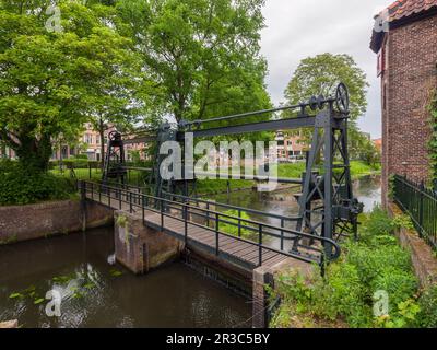 Un cancello sul fiume EEM nella storica città di Amersfoort, Paesi Bassi, Europa. Foto Stock