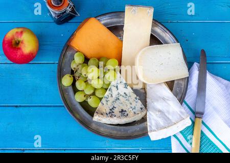 Selezione di formaggi con uve Foto Stock