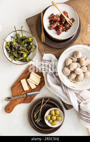 Tapas: Chorizo in vino rosso, papas arrugadas, peperoni alla griglia, fette di formaggio Foto Stock