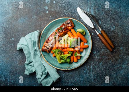 Bistecca di filetto di salmone alla griglia in salsa teriyaki con carote di verdure arrostite e broccoli Foto Stock