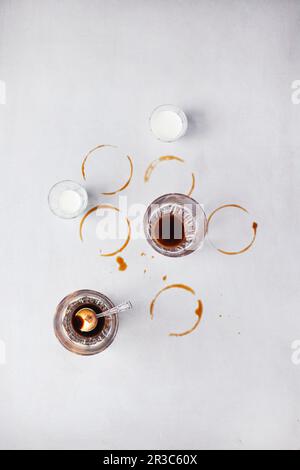 Tazze da caffè e macchie di caffè Foto Stock
