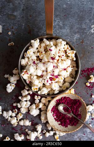 Popcorn con sale di barbabietola Foto Stock