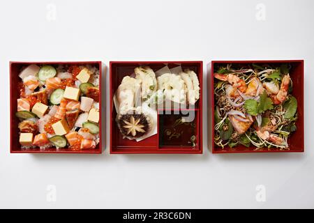 Bento scatole con sushi, tempura dn gamberi Foto Stock