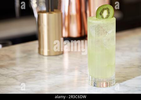 Un cocktail di kiwi con frutta kiwi fresca Foto Stock