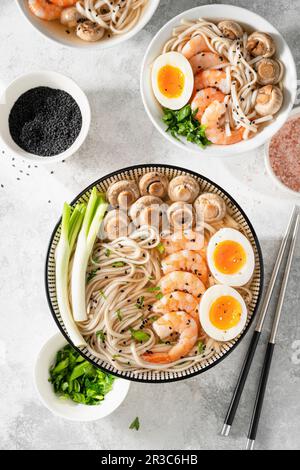 Zuppa con Udon, gamberetti e uova Foto Stock