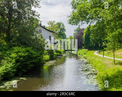 Una casa sulla riva dell'EEM accanto a Plantsoen Oost (East Park) nella città olandese di Amersfoort, Paesi Bassi, Europa. Foto Stock