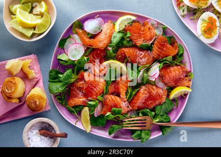 Lattuga di agnello con salmone e ravanelli Foto Stock