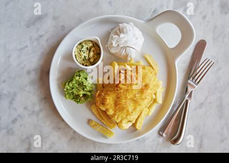 Pesce, patatine e fiacco piselli Foto Stock